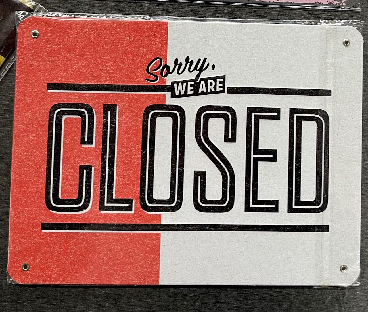 Closed, Blechschild mit 3D Prägung, 20x15cm