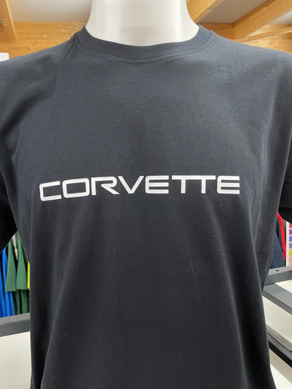Corvette Premium T-Shirt aus Baumwolle in schwarz mit Front Druck weiss.