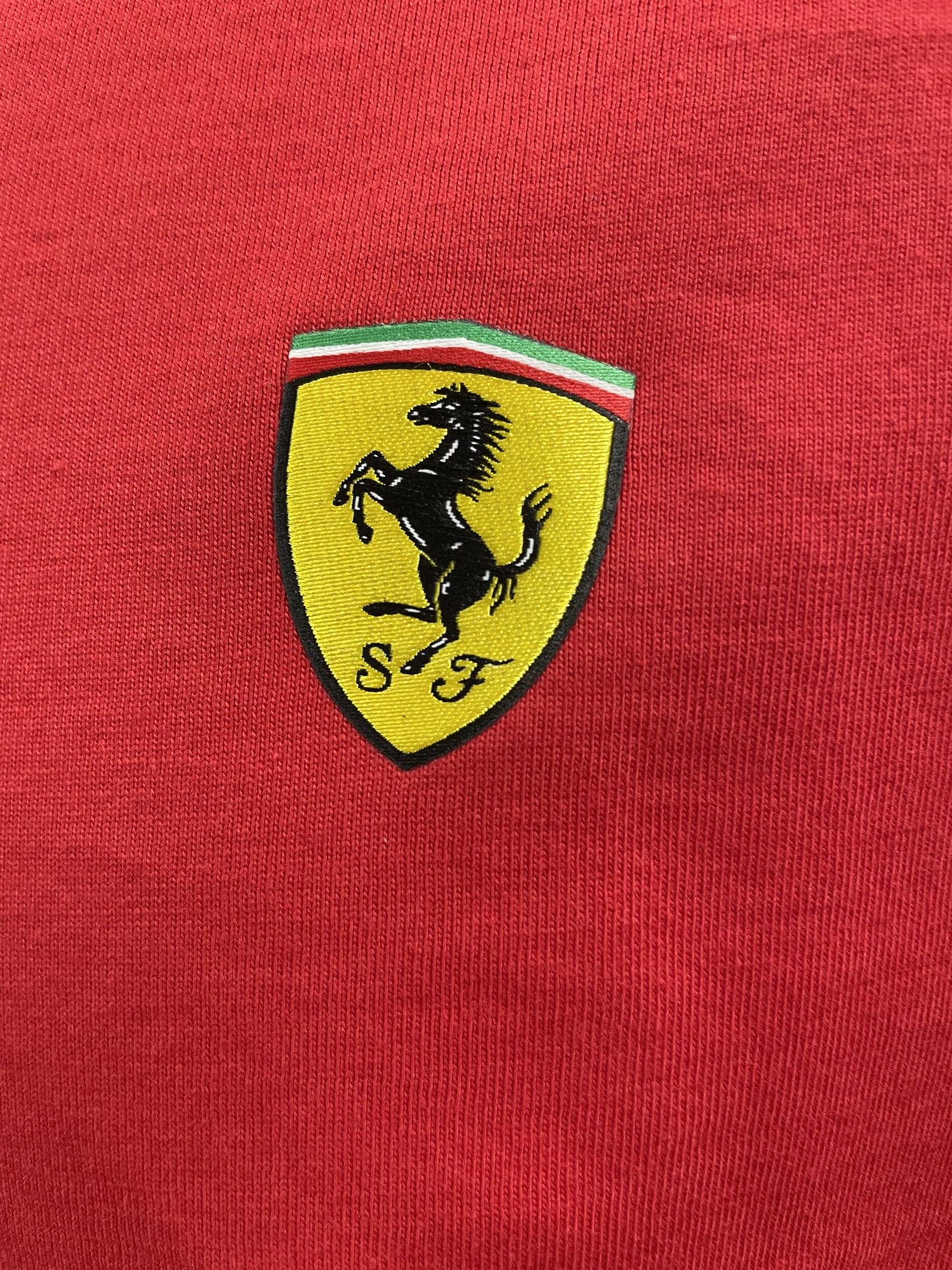 Original Premium T-Shirt V-Ausschnitt rot mit gesticktem Logo Ferrari auf linker Brust