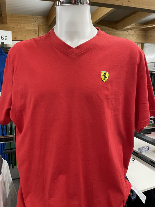 Original Premium T-Shirt V-Ausschnitt rot mit gesticktem Logo Ferrari auf linker Brust