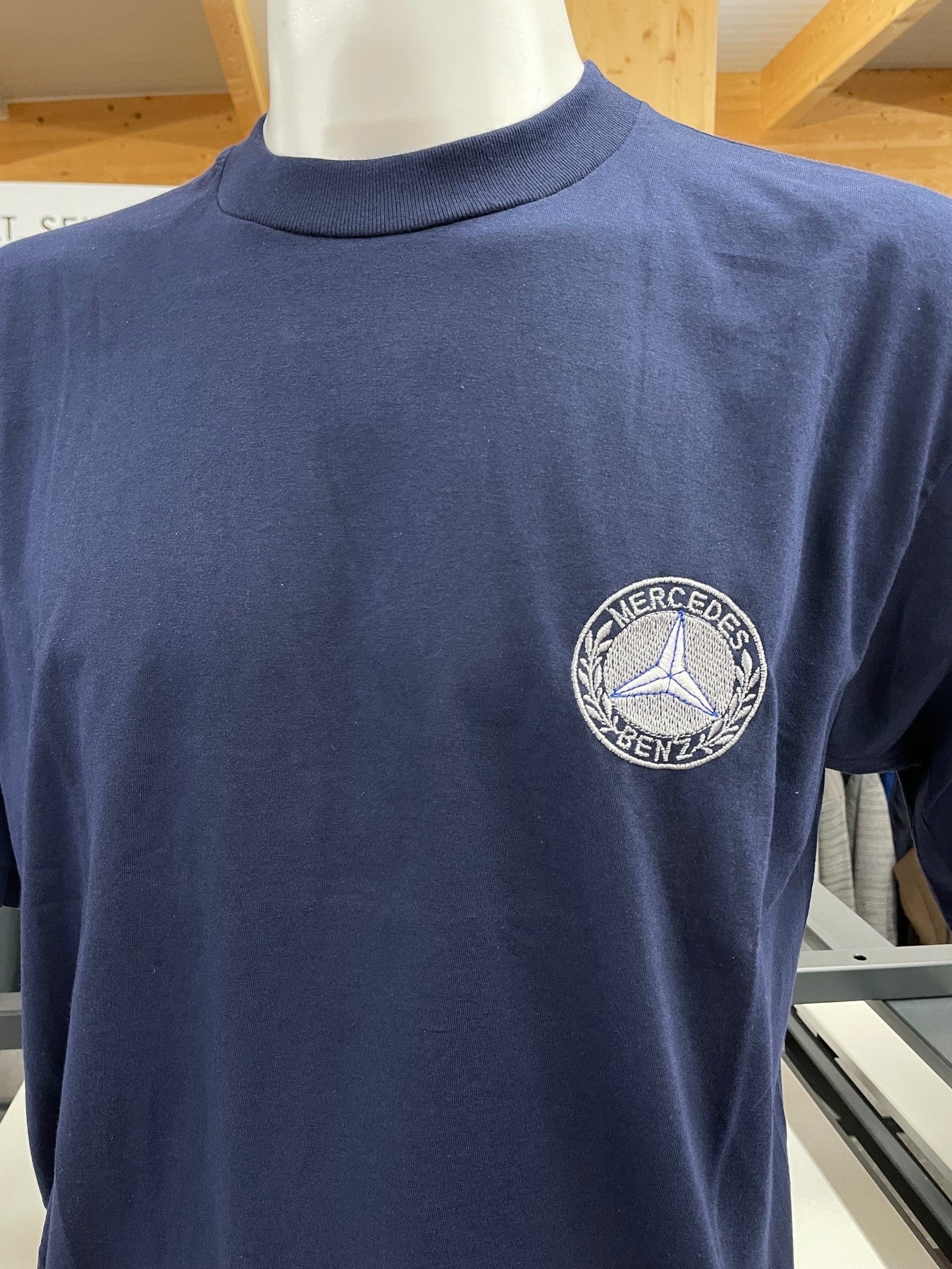 Premium T-Shirt dunkelblau mit Mercedes Benz Stern gestickt
